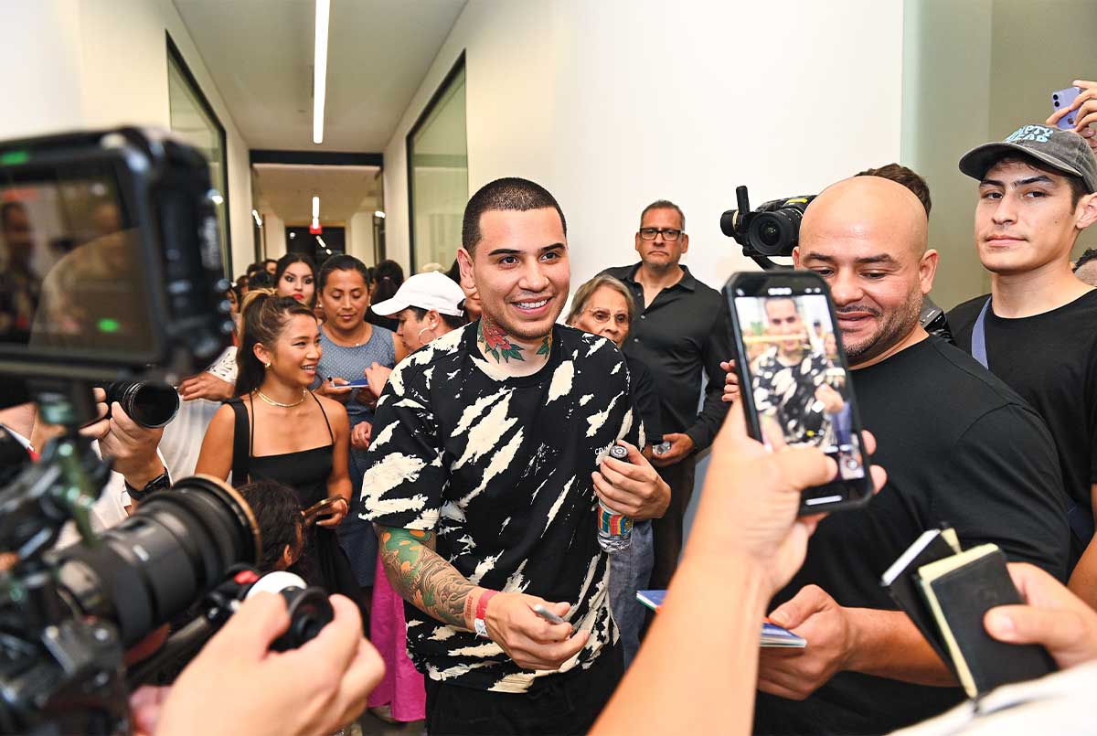 Photo of a famous Instagram artist walking through a crowd